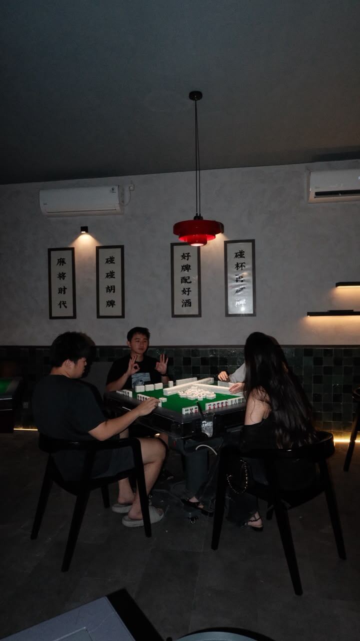 Ruang bermain dengan kaligrafi di dinding