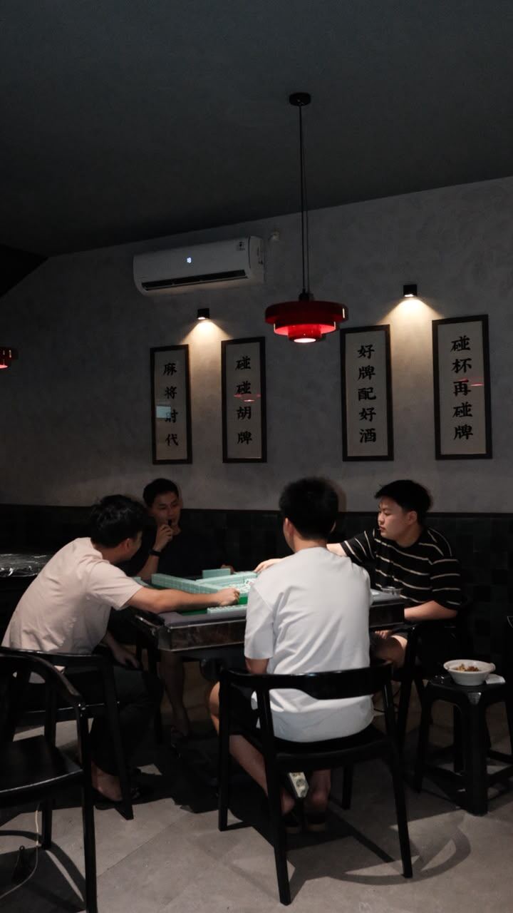 Pengunjung bermain mahjong di ruang bermain