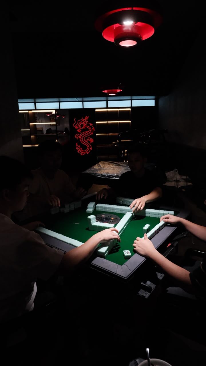 Meja mahjong di bawah lampu gantung merah